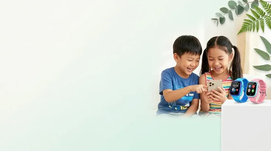 Hình ảnh hai bé vui vẻ xem điện thoại và hai chiếc đồng hồ định vị ielov